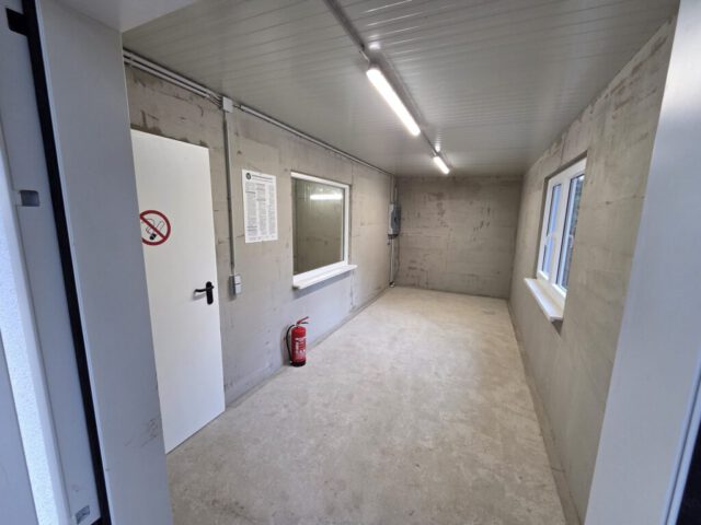 schiessstand-glesien-50m-03 Blick durch die Eingangstür in den Vorbereitungsraum.