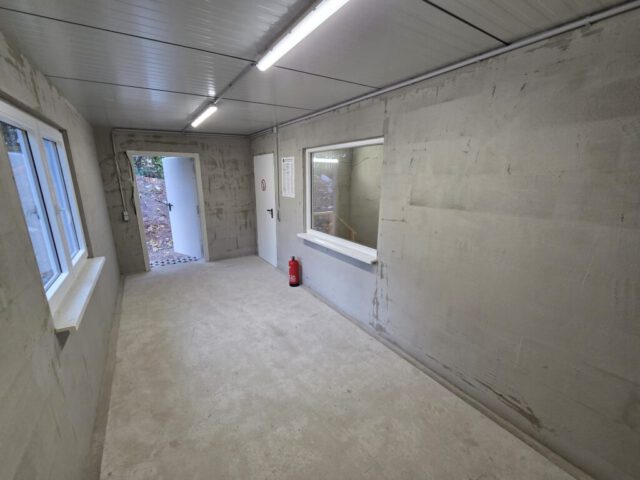 schiessstand-glesien-50m-04 Der Vorbereitungsraum von der gegenüberliegenden Seite mit Eingangstür und Zugang zum Schützenstand.